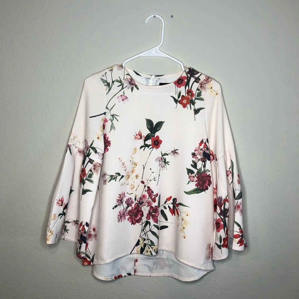 Cute bohemian bell sleeve floral Papillon top!!